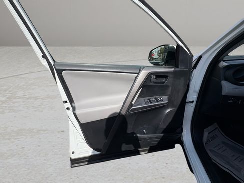 Used 2018 Toyota RAV4 LE Plus image 9