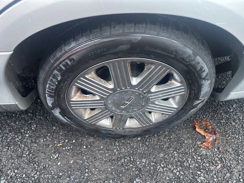 Used 2005 Lincoln Town Car Signature Limited image 20