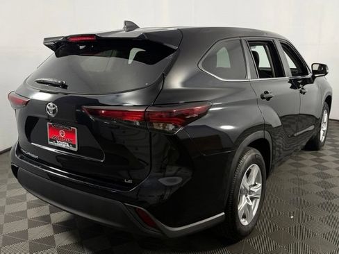 Used 2025 Toyota Highlander LE FWD image 8