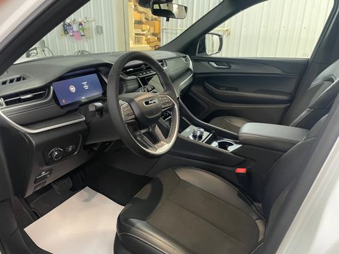 New 2025 Jeep Grand Cherokee Altitude image 8