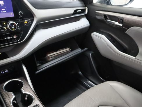 Used 2023 Toyota Highlander Limited FWD image 24