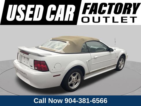Used 2002 Ford Mustang Convertible RWD image 2