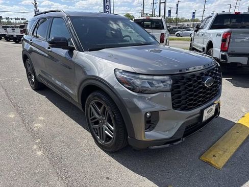 Used 2025 Ford Explorer ST image 3