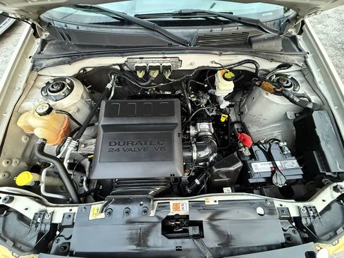 Used 2011 Ford Escape XLT w/ Class II Trailer Tow Pkg image 18