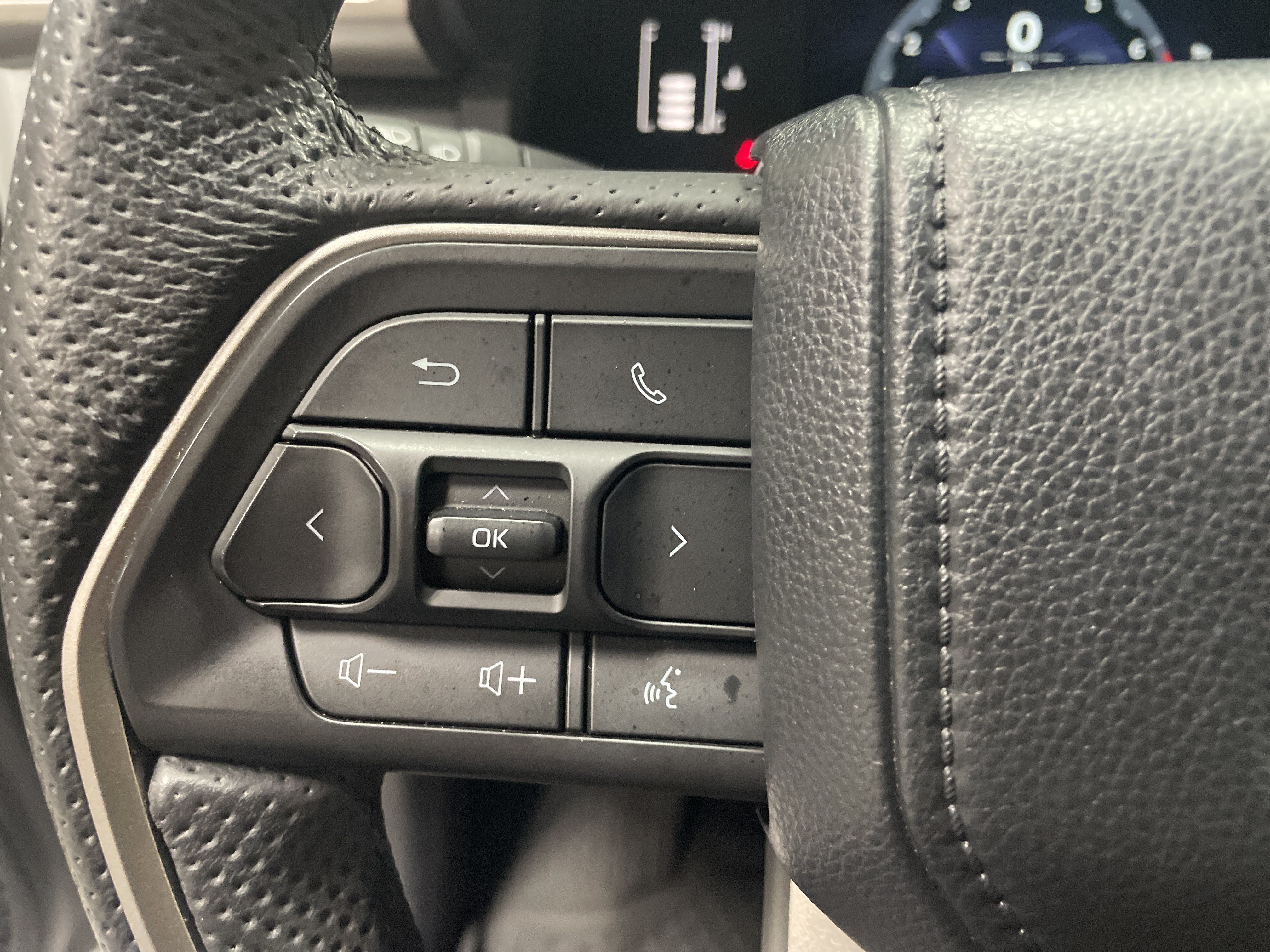 Used 2024 Toyota Tacoma SR5 AWD/4WD image 19