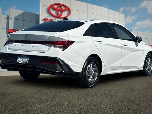 Used 2026 Hyundai Elantra SE FWD image 3