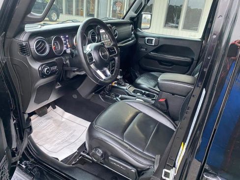 Used 2018 Jeep Wrangler Unlimited Sahara AWD/4WD image 13