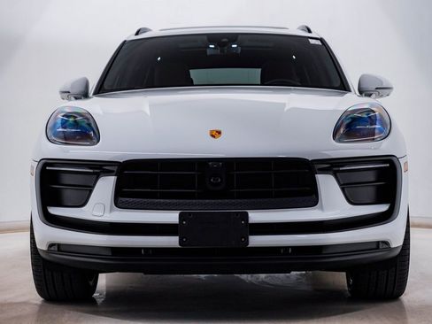 Certified 2025 Porsche Macan image 6
