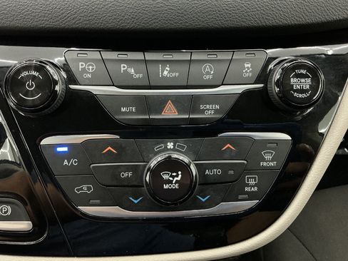 Used 2020 Chrysler Pacifica Touring w/ Advanced Safetytec Group FWD image 35