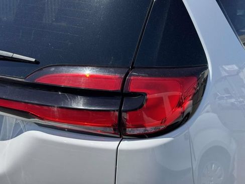 Used 2024 Chrysler Pacifica Limited FWD image 11