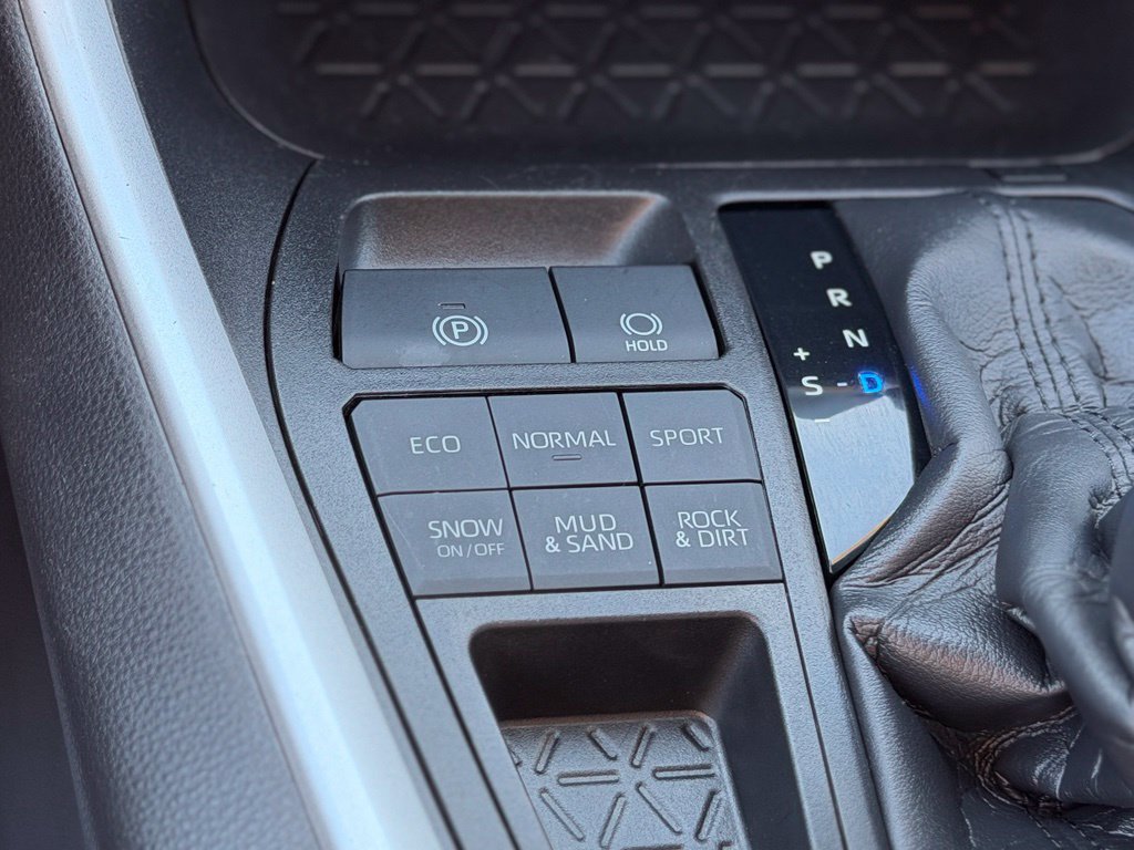 Used 2021 Toyota RAV4 LE AWD/4WD image 18