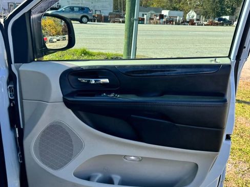 Used 2015 Dodge Grand Caravan SE w/ Quick Order Package 29E SE image 16