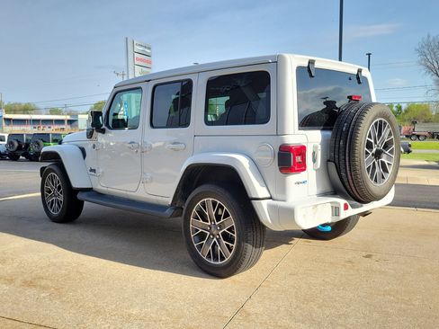 Used 2023 Jeep Wrangler Unlimited Sahara AWD/4WD image 3