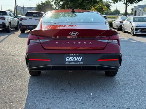 Certified 2025 Hyundai Elantra SE FWD image 6