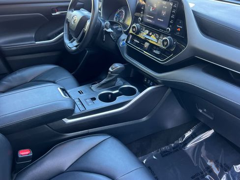 Certified 2022 Toyota Highlander XLE AWD/4WD image 18
