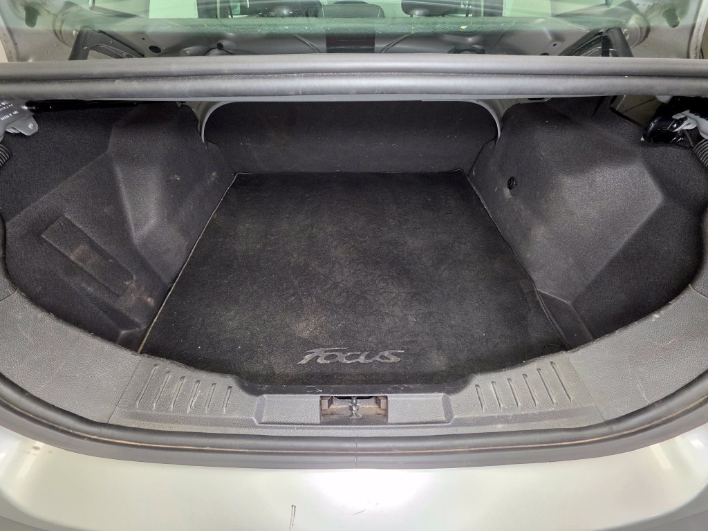 Used 2014 Ford Focus SE w/ Interior Protection Package FWD image 6