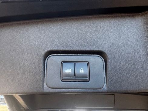 Used 2025 Nissan Rogue SV image 18