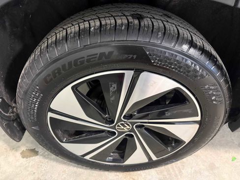 Used 2025 Volkswagen Taos SE w/ Panoramic Sunroof Package image 13