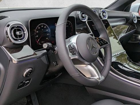 Used 2026 Mercedes-Benz GLC 300 image 3