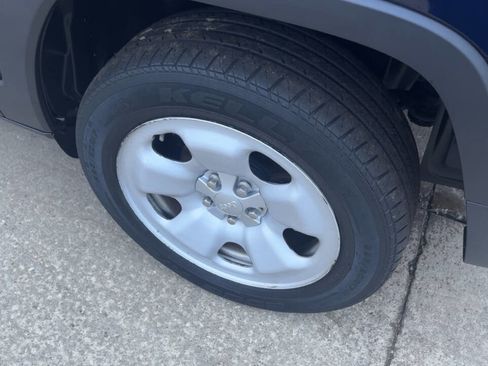 Used 2016 Jeep Cherokee Sport image 12