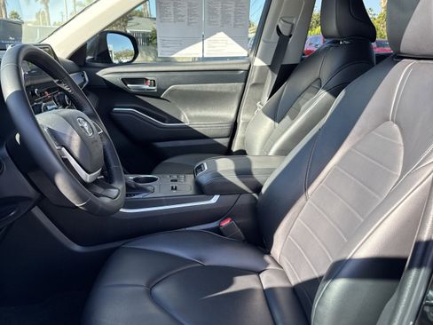 Used 2023 Toyota Highlander L image 18