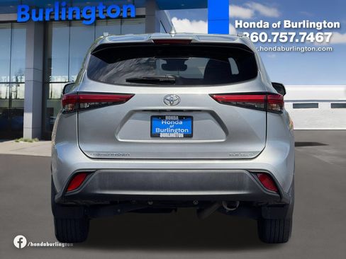 Used 2023 Toyota Highlander XLE AWD/4WD image 5