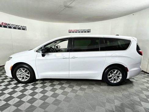 Used 2024 Chrysler Pacifica Touring-L FWD image 4