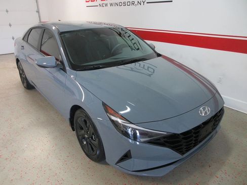 Used 2023 Hyundai Elantra SEL w/ Preferred Accessory Package image 11