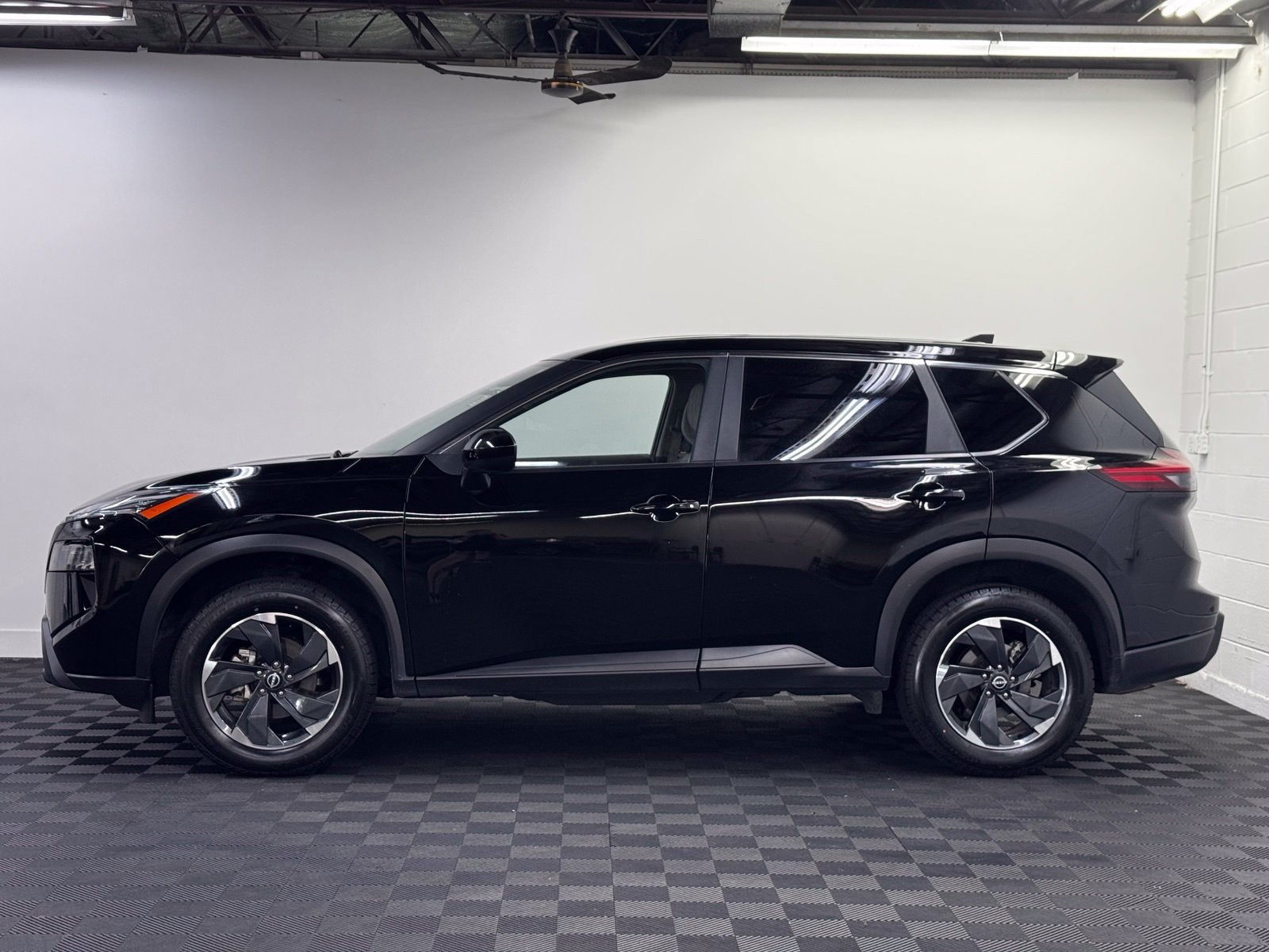 Certified 2025 Nissan Rogue SV AWD/4WD image 4