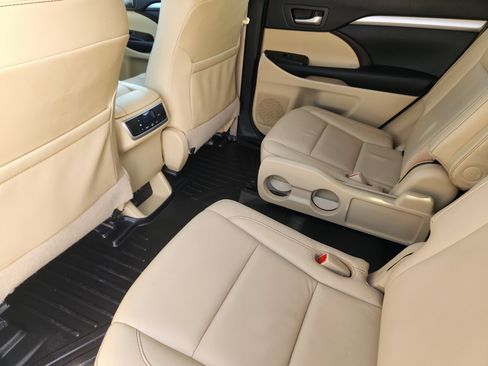 Used 2018 Toyota Highlander XLE image 39