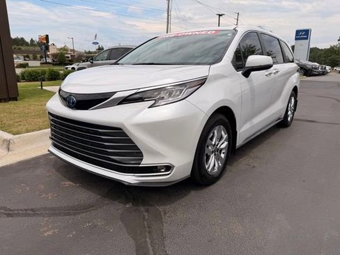 Used 2023 Toyota Sienna Limited FWD image 5
