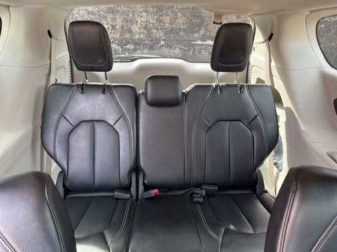 Used 2024 Chrysler Pacifica Touring-L image 22