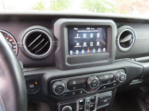 Used 2018 Jeep Wrangler Unlimited Sahara w/ LED Lighting Group image 20