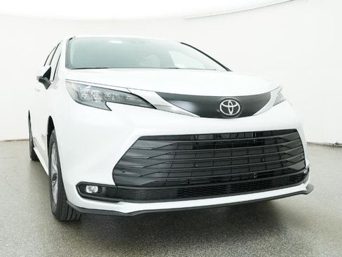 New 2026 Toyota Sienna XLE image 16