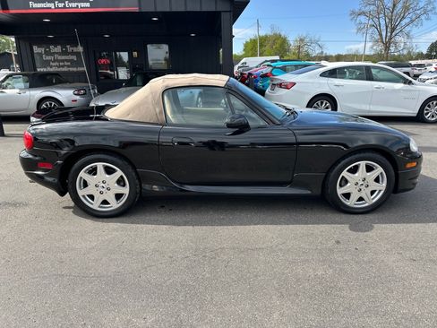 Used 2004 MAZDA MX-5 Miata LS RWD image 2