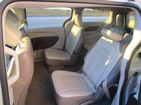 Used 2017 Chrysler Pacifica Touring-L w/ Tire & Wheel Group image 9