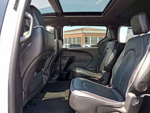 Used 2025 Chrysler Pacifica Limited FWD image 10