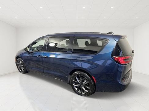 Certified 2025 Chrysler Pacifica Limited FWD image 4