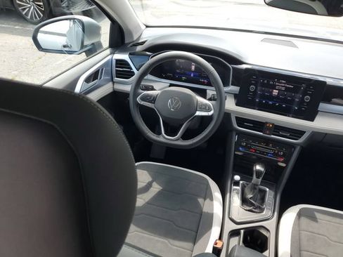 Certified 2025 Volkswagen Taos SE w/ Panoramic Sunroof Package FWD image 7