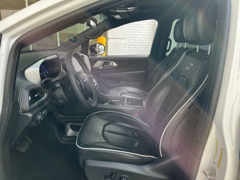 Used 2025 Chrysler Pacifica Limited image 28