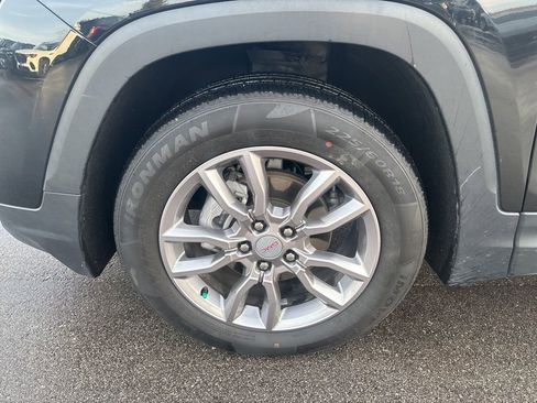 Used 2024 GMC Terrain SLT image 11