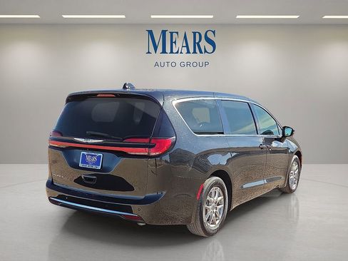Used 2023 Chrysler Pacifica Touring-L image 5