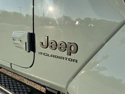 Used 2024 Jeep Gladiator Sport image 44