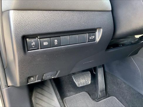 Used 2023 Toyota Venza XLE image 35