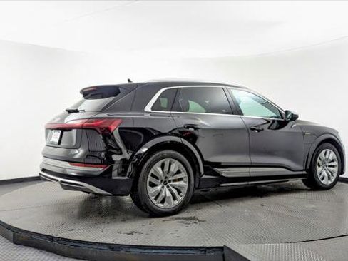 Used 2022 Audi e-tron S Premium Plus image 8