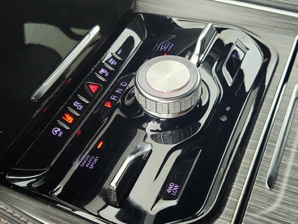 Certified 2024 Jeep Wagoneer L Series III AWD/4WD image 32