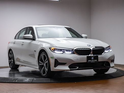 Certified 2022 BMW 330e w/ Convenience Package image 3