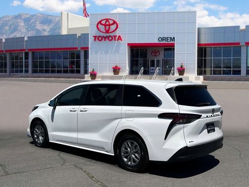 Used 2025 Toyota Sienna LE FWD image 5