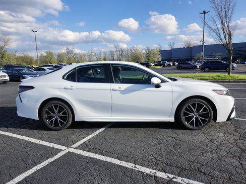 Used 2022 Toyota Camry SE image 16