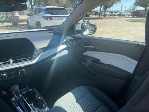 Used 2025 Chevrolet Trax LT image 38